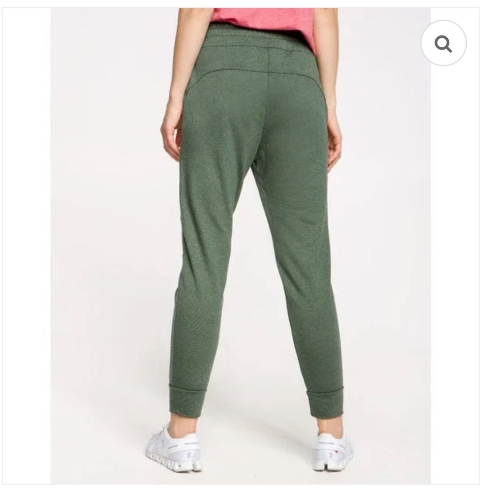 On Running Green  Track Pants - Picture 7 of 7